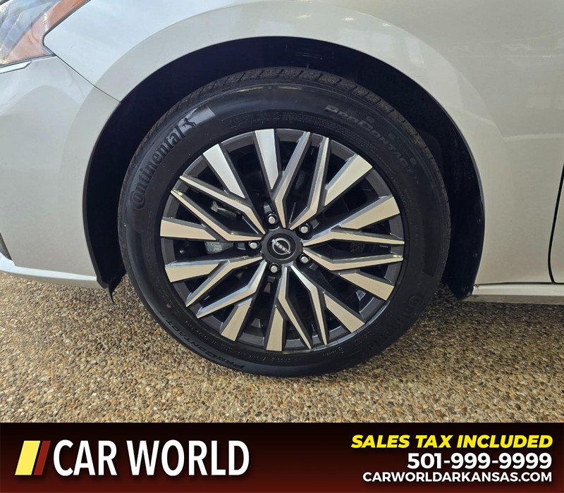 Nissan Altima Vehicle Full-screen Gallery Image 6