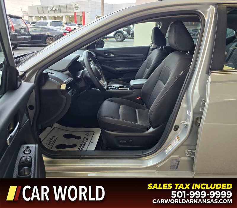 Nissan Altima Vehicle Full-screen Gallery Image 8