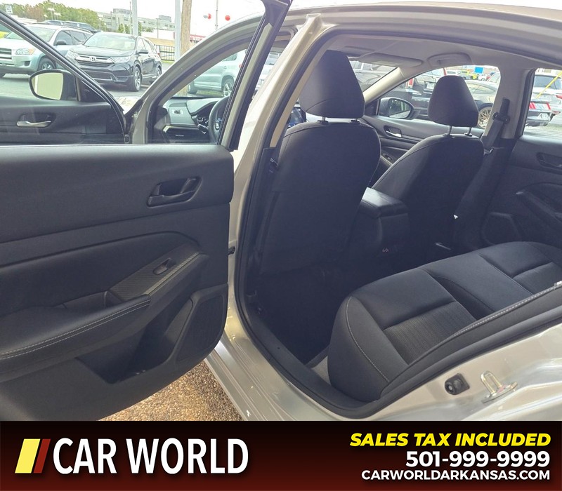 Nissan Altima Vehicle Full-screen Gallery Image 9