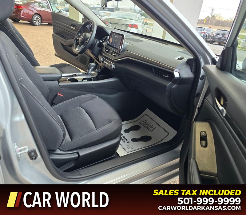 Nissan Altima Vehicle Full-screen Gallery Image 11