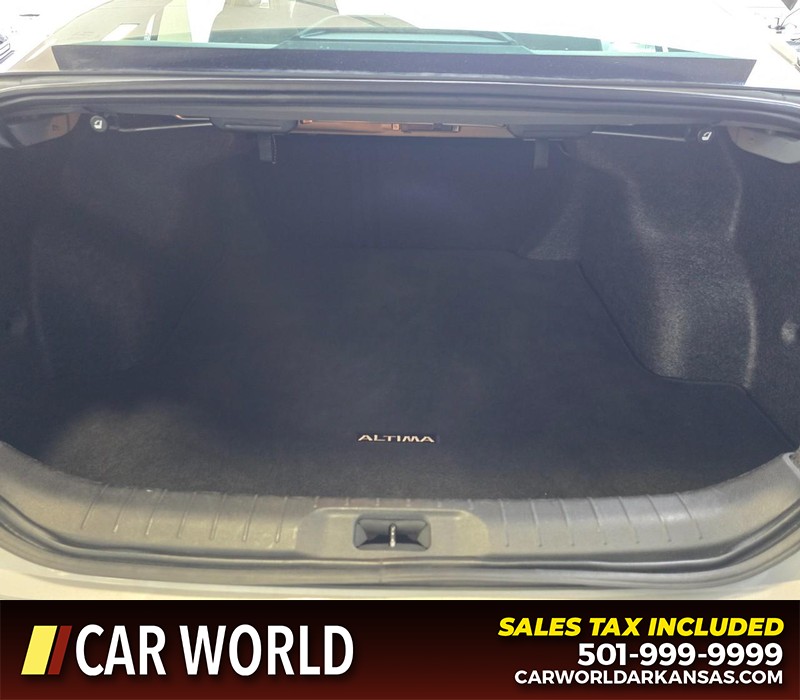 Nissan Altima Vehicle Full-screen Gallery Image 13