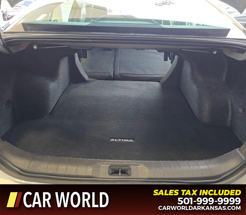 Nissan Altima Vehicle Full-screen Gallery Image 14