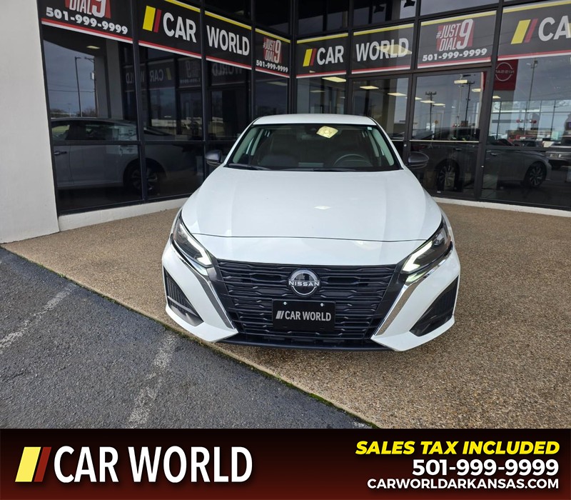 Nissan Altima Vehicle Full-screen Gallery Image 2