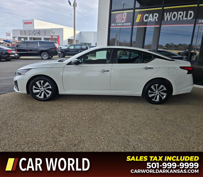 Nissan Altima Vehicle Full-screen Gallery Image 4