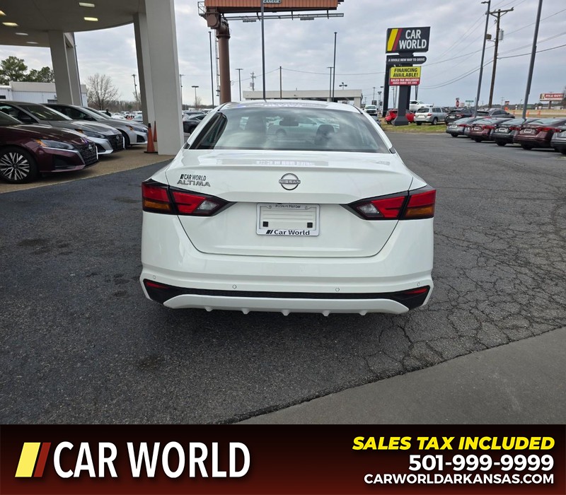 Nissan Altima Vehicle Full-screen Gallery Image 5