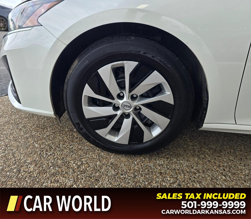 Nissan Altima Vehicle Full-screen Gallery Image 6