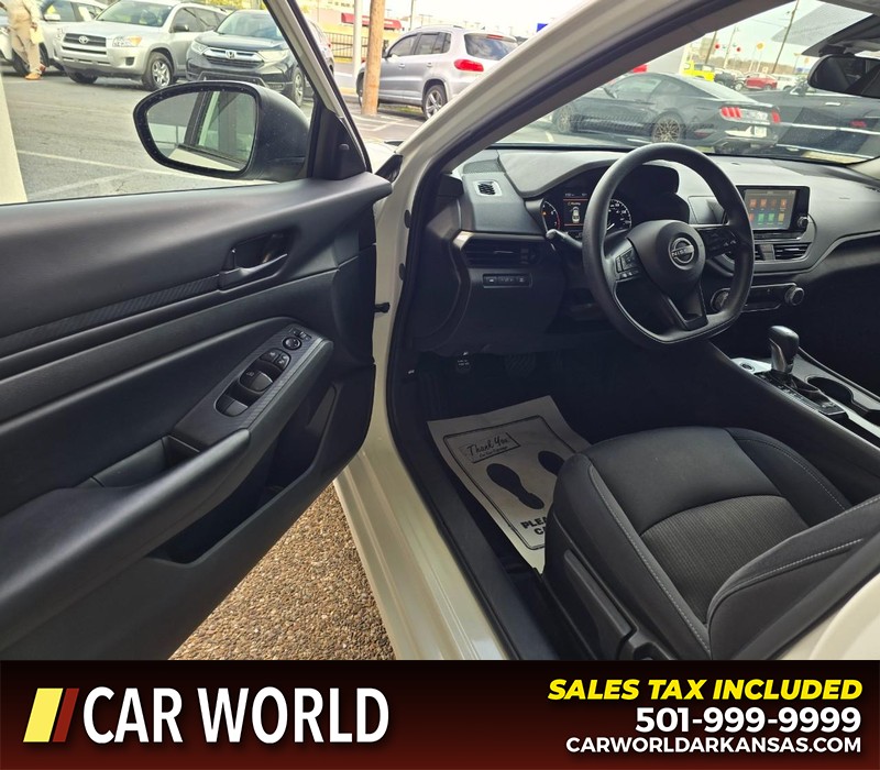 Nissan Altima Vehicle Full-screen Gallery Image 7