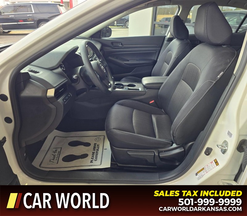 Nissan Altima Vehicle Full-screen Gallery Image 8