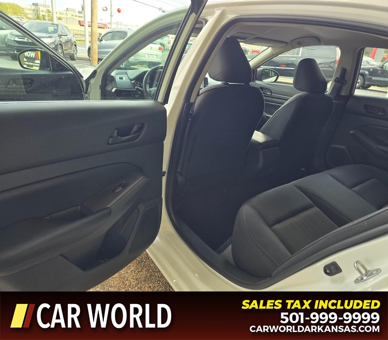 Nissan Altima Vehicle Full-screen Gallery Image 9