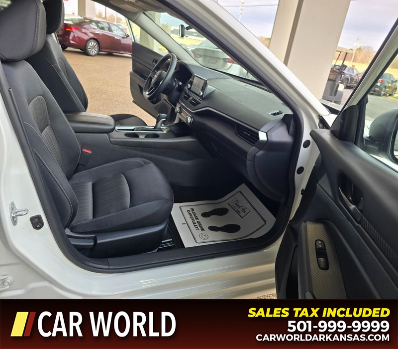 Nissan Altima Vehicle Full-screen Gallery Image 11