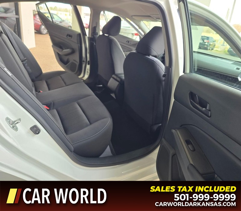 Nissan Altima Vehicle Full-screen Gallery Image 12