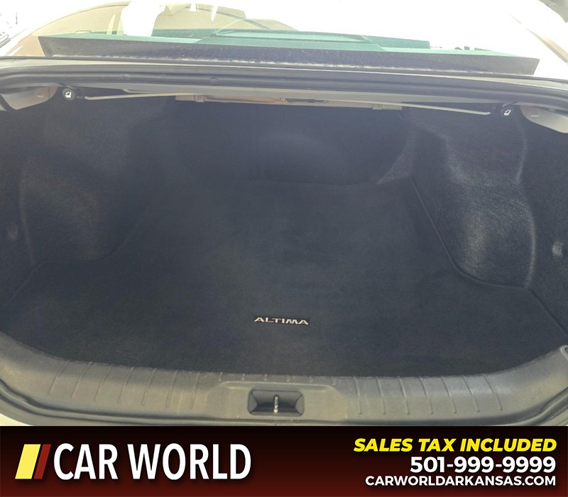 Nissan Altima Vehicle Full-screen Gallery Image 13