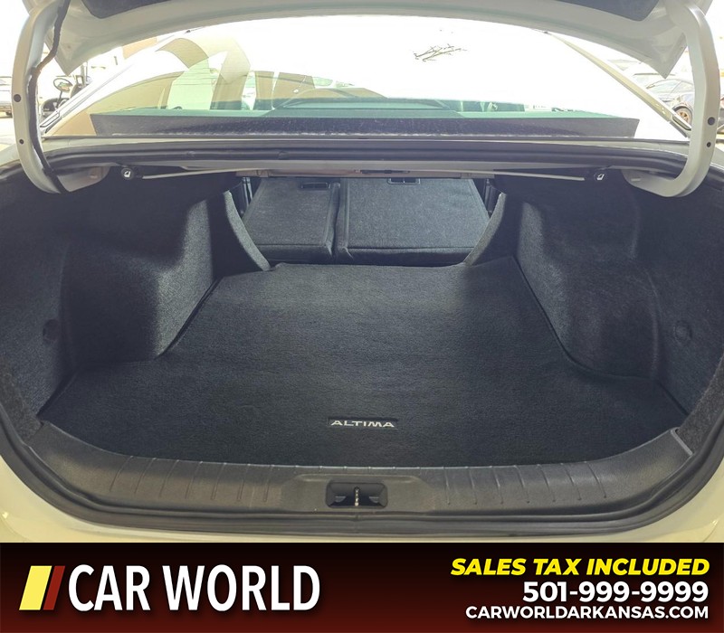 Nissan Altima Vehicle Full-screen Gallery Image 14