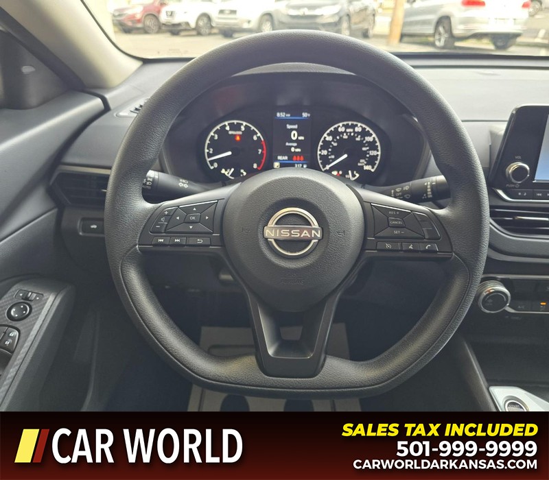 Nissan Altima Vehicle Full-screen Gallery Image 15