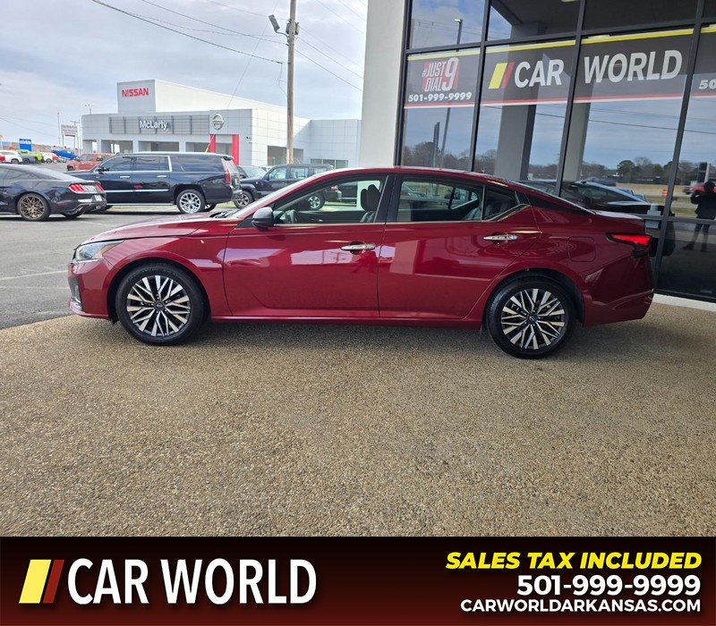 Nissan Altima Vehicle Full-screen Gallery Image 4