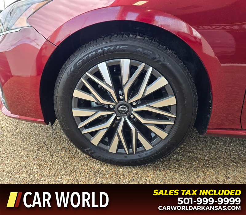 Nissan Altima Vehicle Full-screen Gallery Image 6