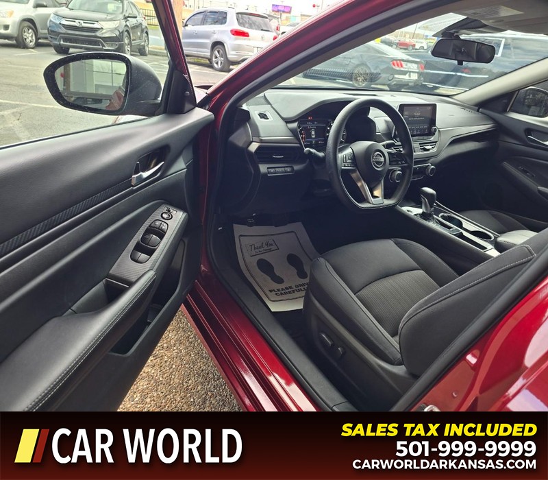 Nissan Altima Vehicle Full-screen Gallery Image 7