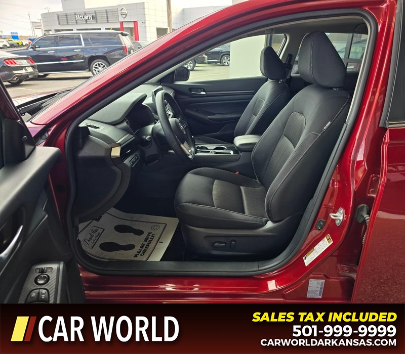 Nissan Altima Vehicle Full-screen Gallery Image 8