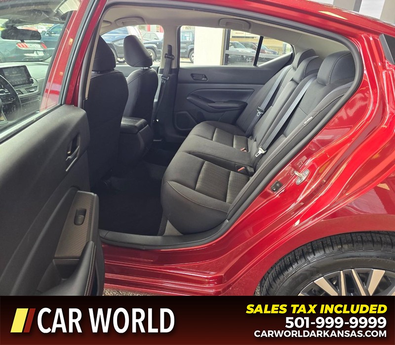 Nissan Altima Vehicle Full-screen Gallery Image 10