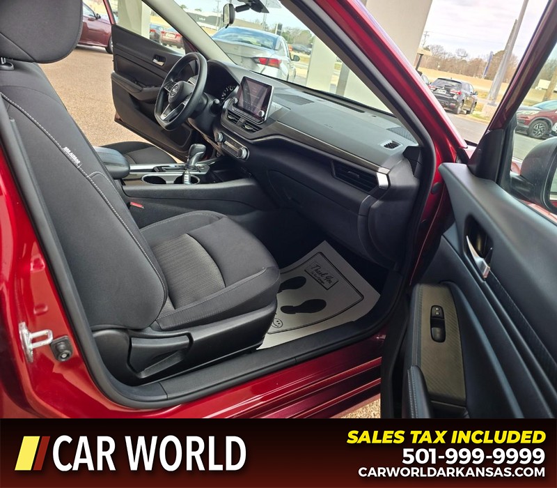 Nissan Altima Vehicle Full-screen Gallery Image 11