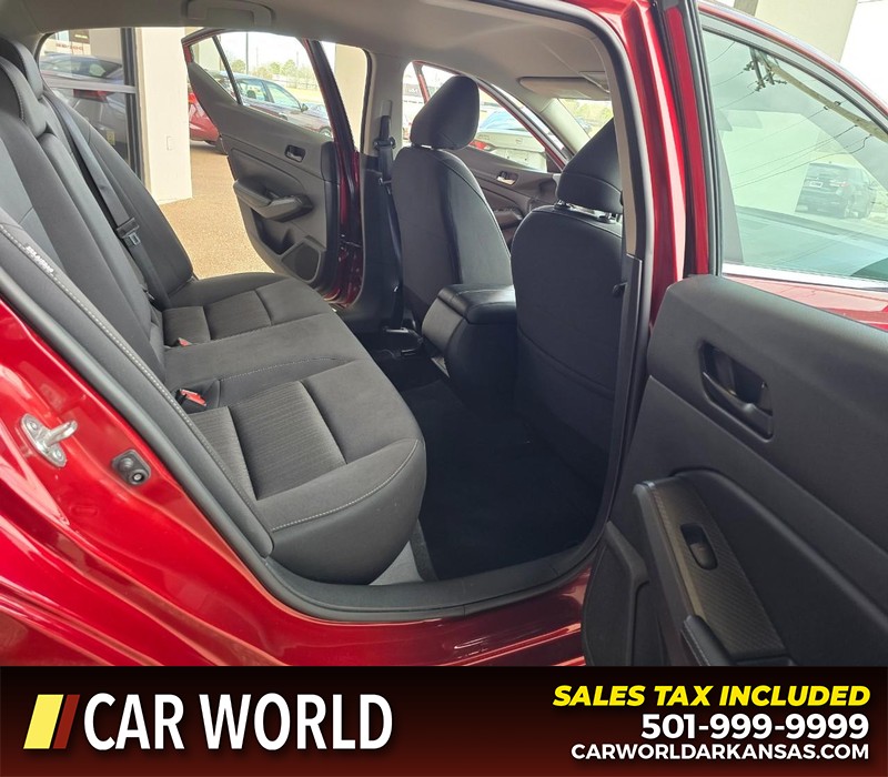 Nissan Altima Vehicle Full-screen Gallery Image 12