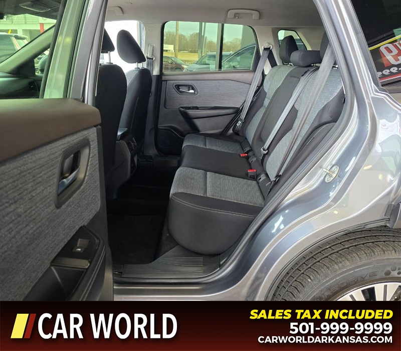 Nissan Rogue Vehicle Full-screen Gallery Image 10