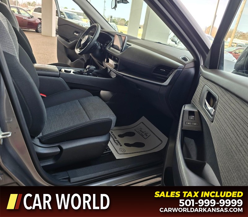 Nissan Rogue Vehicle Full-screen Gallery Image 11