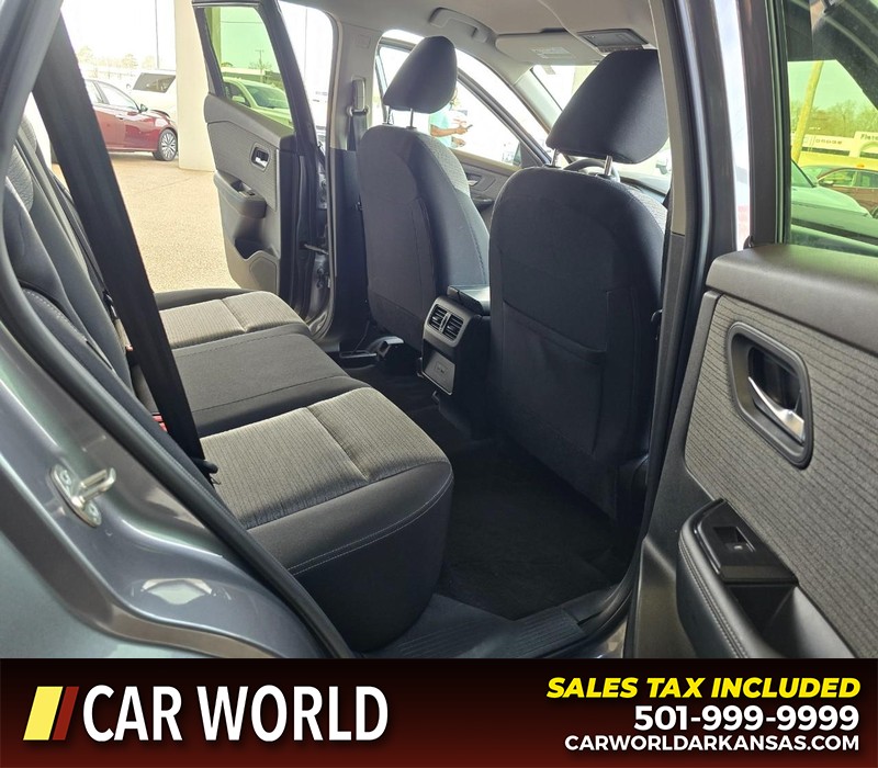 Nissan Rogue Vehicle Full-screen Gallery Image 12