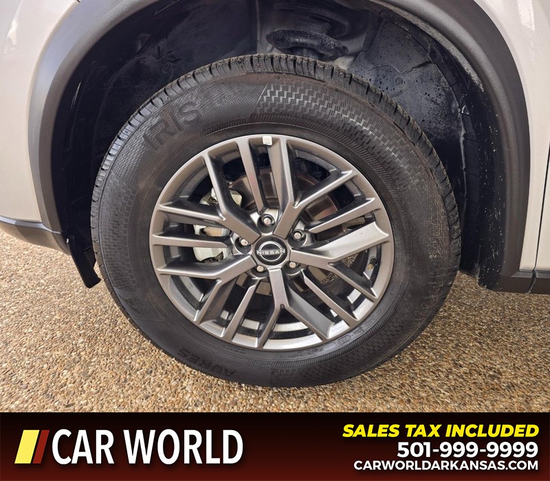 Nissan Rogue Vehicle Full-screen Gallery Image 6