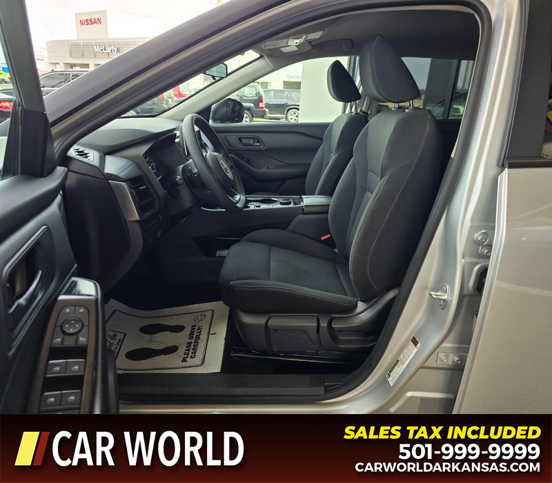 Nissan Rogue Vehicle Full-screen Gallery Image 8