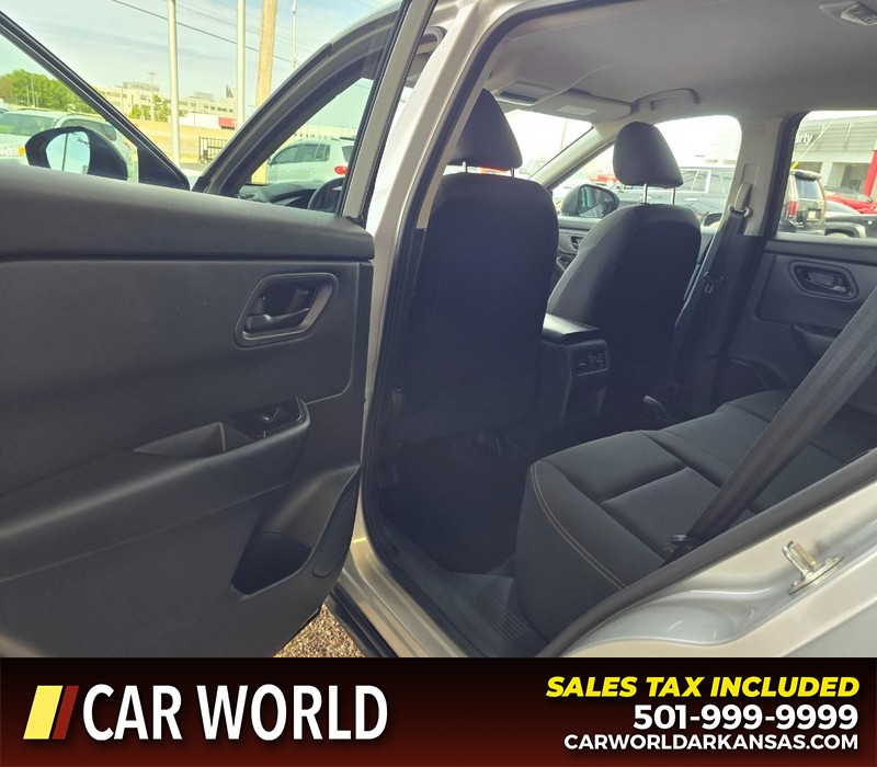 Nissan Rogue Vehicle Full-screen Gallery Image 9