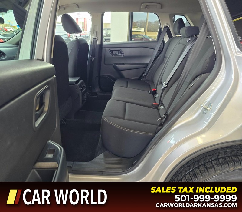 Nissan Rogue Vehicle Full-screen Gallery Image 10