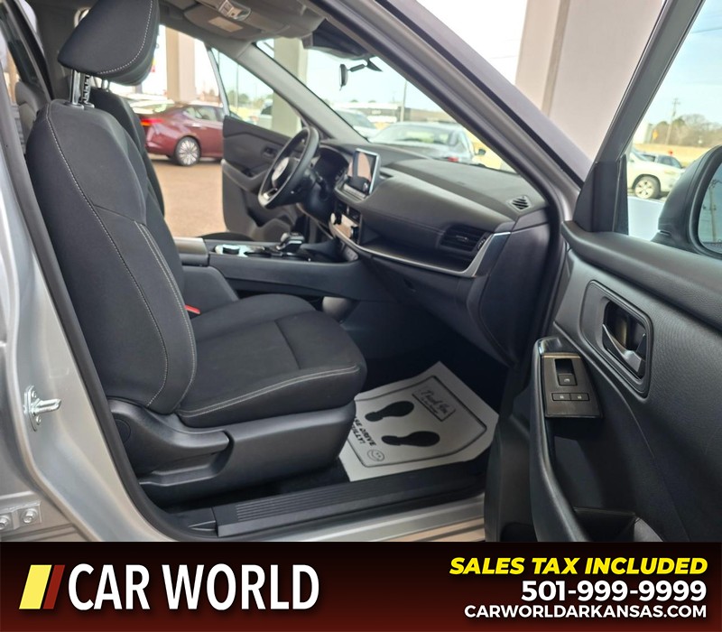 Nissan Rogue Vehicle Full-screen Gallery Image 11