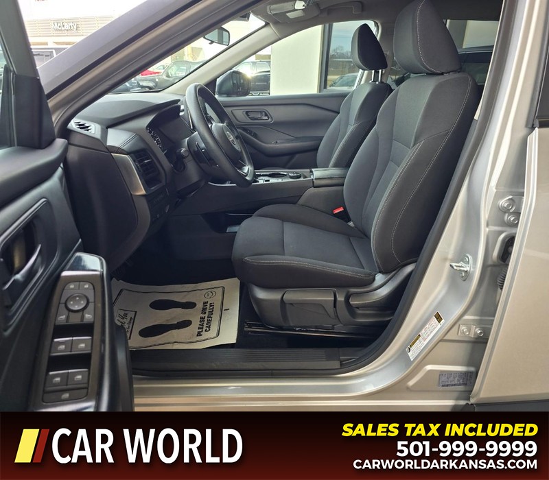 Nissan Rogue Vehicle Full-screen Gallery Image 8