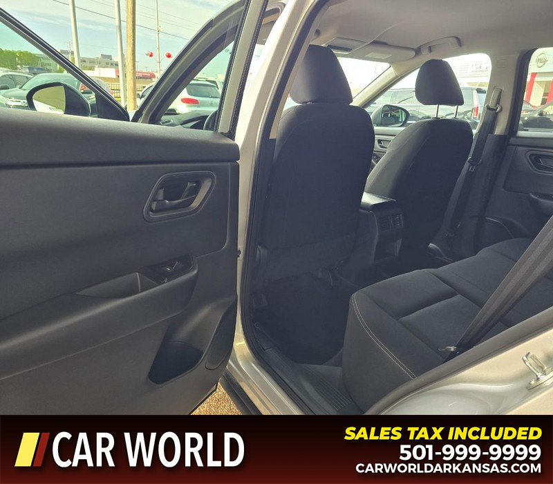 Nissan Rogue Vehicle Full-screen Gallery Image 9