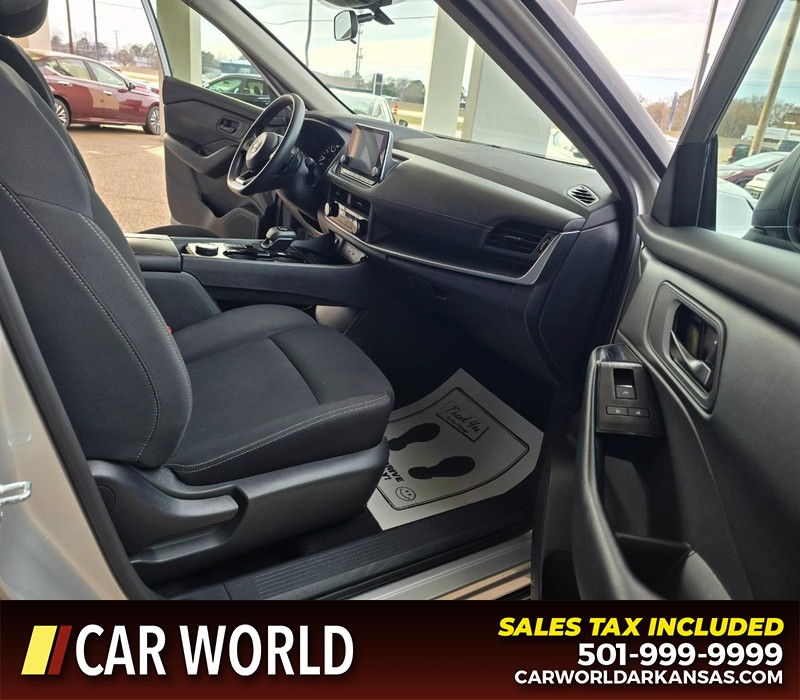 Nissan Rogue Vehicle Full-screen Gallery Image 11