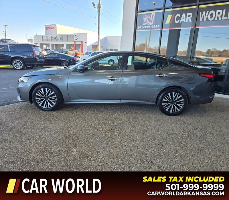 Nissan Altima Vehicle Full-screen Gallery Image 4