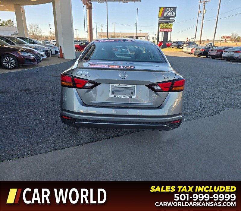 Nissan Altima Vehicle Full-screen Gallery Image 5