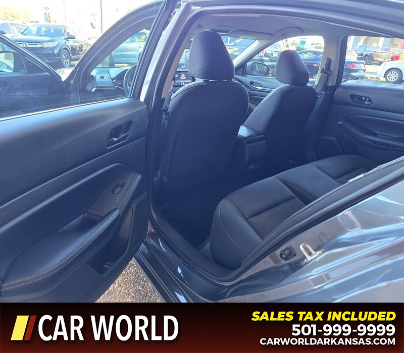 Nissan Altima Vehicle Full-screen Gallery Image 9