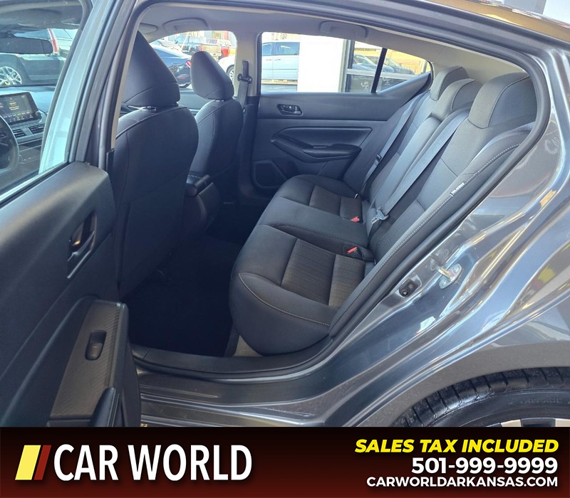 Nissan Altima Vehicle Full-screen Gallery Image 10