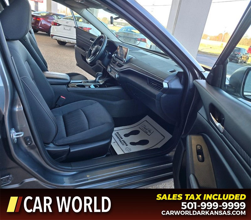 Nissan Altima Vehicle Full-screen Gallery Image 11