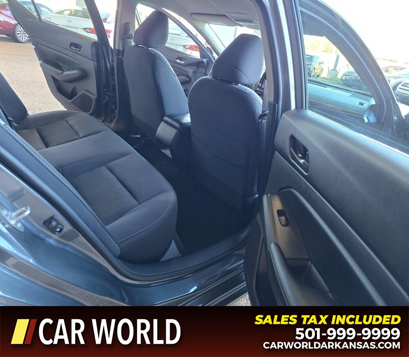 Nissan Altima Vehicle Full-screen Gallery Image 12