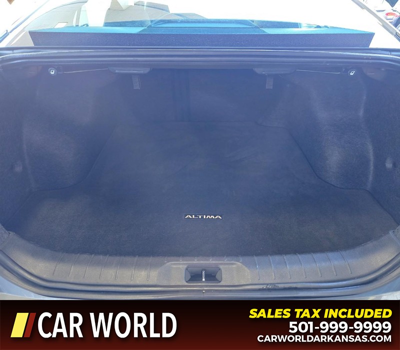 Nissan Altima Vehicle Full-screen Gallery Image 13