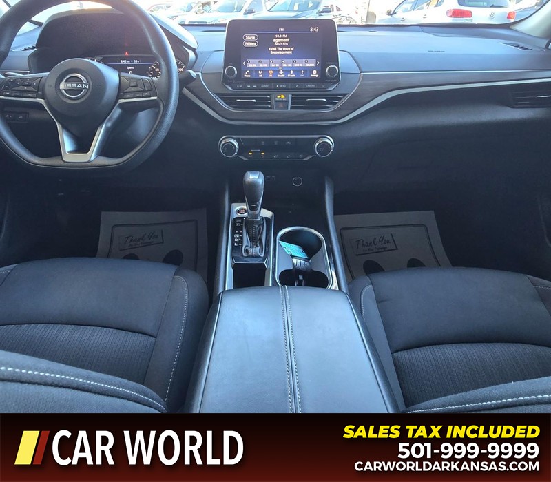 Nissan Altima Vehicle Full-screen Gallery Image 18