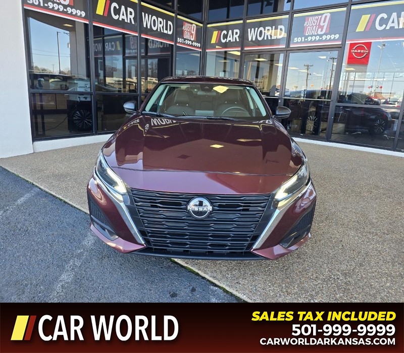 Nissan Altima Vehicle Full-screen Gallery Image 2