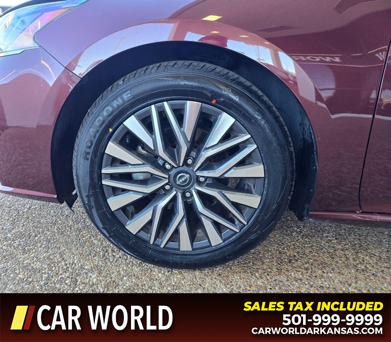 Nissan Altima Vehicle Full-screen Gallery Image 6