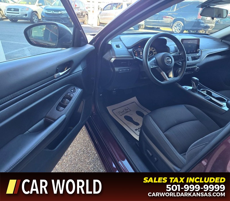 Nissan Altima Vehicle Full-screen Gallery Image 7