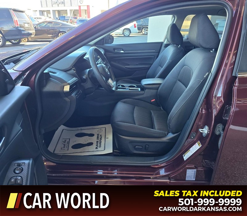 Nissan Altima Vehicle Full-screen Gallery Image 8