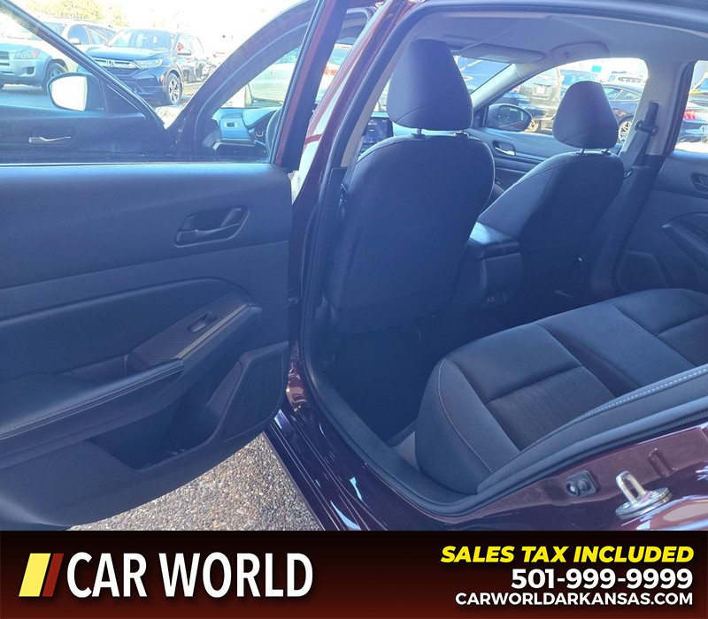 Nissan Altima Vehicle Full-screen Gallery Image 9