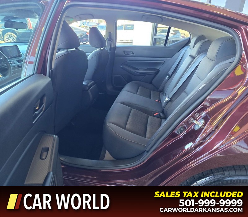 Nissan Altima Vehicle Full-screen Gallery Image 10